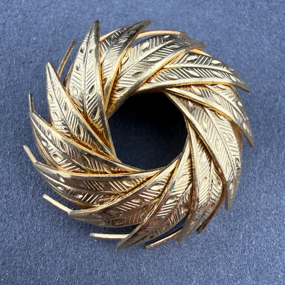 Vintage Coro Brooch Pin Gold Tone Textured Leaf Wreath Dimensional Signed MCM